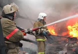 Спасатели МЧС России ликвидировали пожар в частном жилом доме и хозяйственной постройке в Гурьевском МО