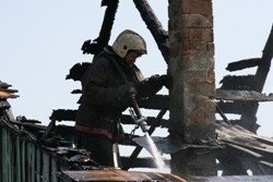 Спасатели МЧС России ликвидировали пожар в частном нежилом доме и хозяйственной постройке в Гурьевском МО