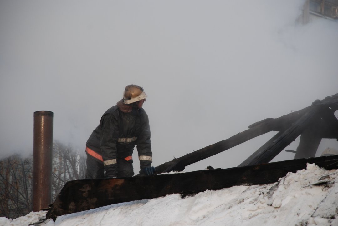 Спасатели МЧС России ликвидировали пожар в неэксплуатируемом строении в Гурьевском МО
